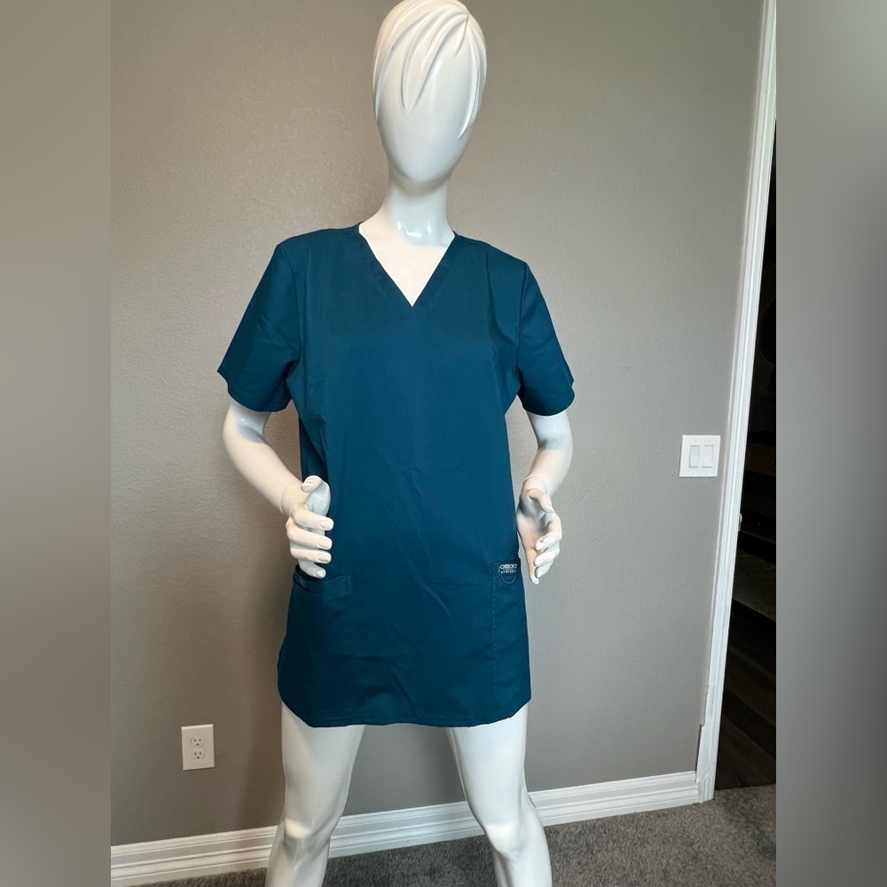 Cherokee Workwear Revolution
Women's V-Neck Scrub Top Size L